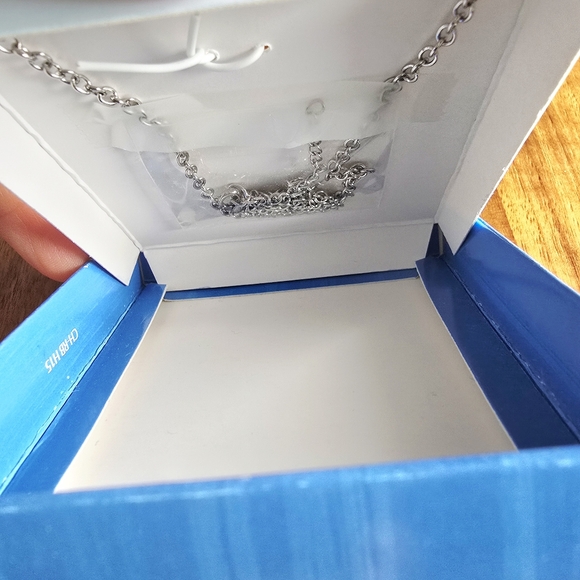 NEW! Disney Frozen Olaf Snowman Shaker Silver Necklace - Picture 6 of 8